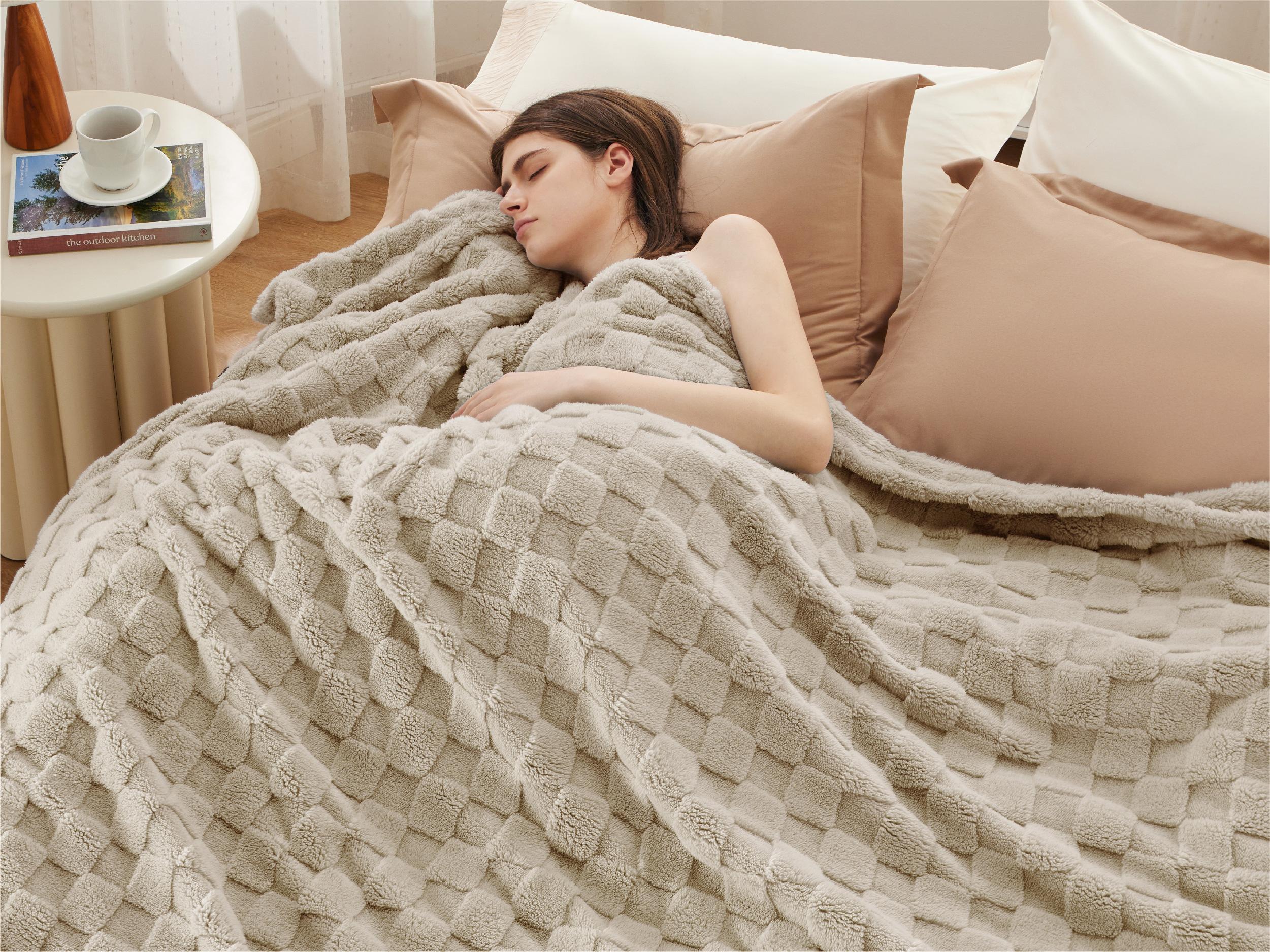 【Spring Glow Up】Bedsure Ultra Soft Cozy Microfiber Fleece Blanket for Couch Bed - Super Soft Plush Lambskin Blanket with Classic Plaid Pattern for Home Office Sofa Bed Room Accessories Travel Essentials