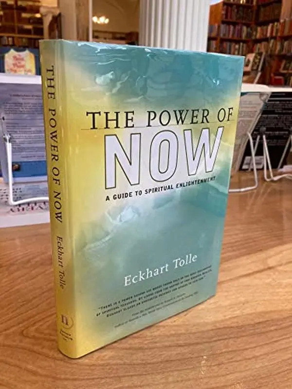 USED Book - The Power of Now: A Guide to Spiritual Enlightenment by eckhart-tolle (Hardcover) - english