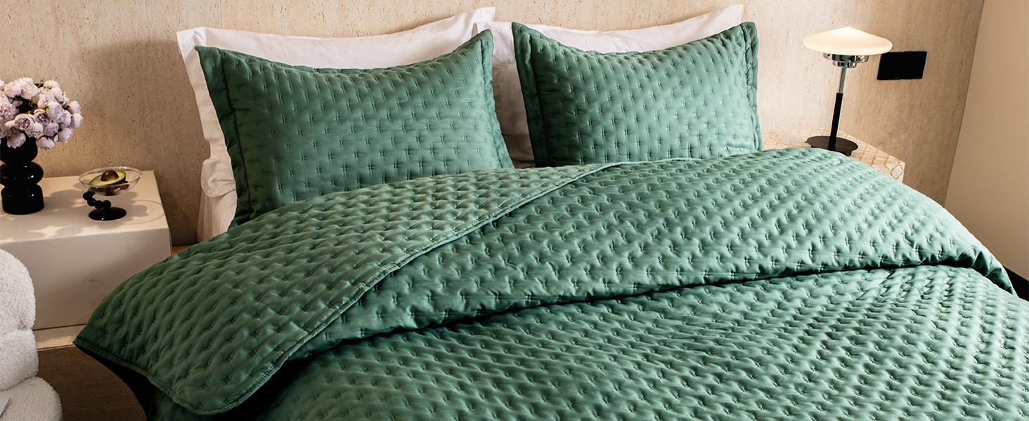 DOWNCOOL Quilted Blanket Set - 3-Piece Lightweight Soft Blanket & Pillow Shams for All-Season -Premium Microfiber