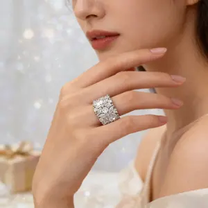 A single sparkling imitation rhinestone flower ring, with a gorgeous and elegant style, finely inlaid, suitable for women to wear at dinners, festivals and other occasions.