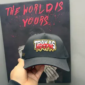 Trakas HDSPM Hats de Trakas HDSPM - Stylish Black Baseball Cap with Bold Embroidered Logo for Men and Women