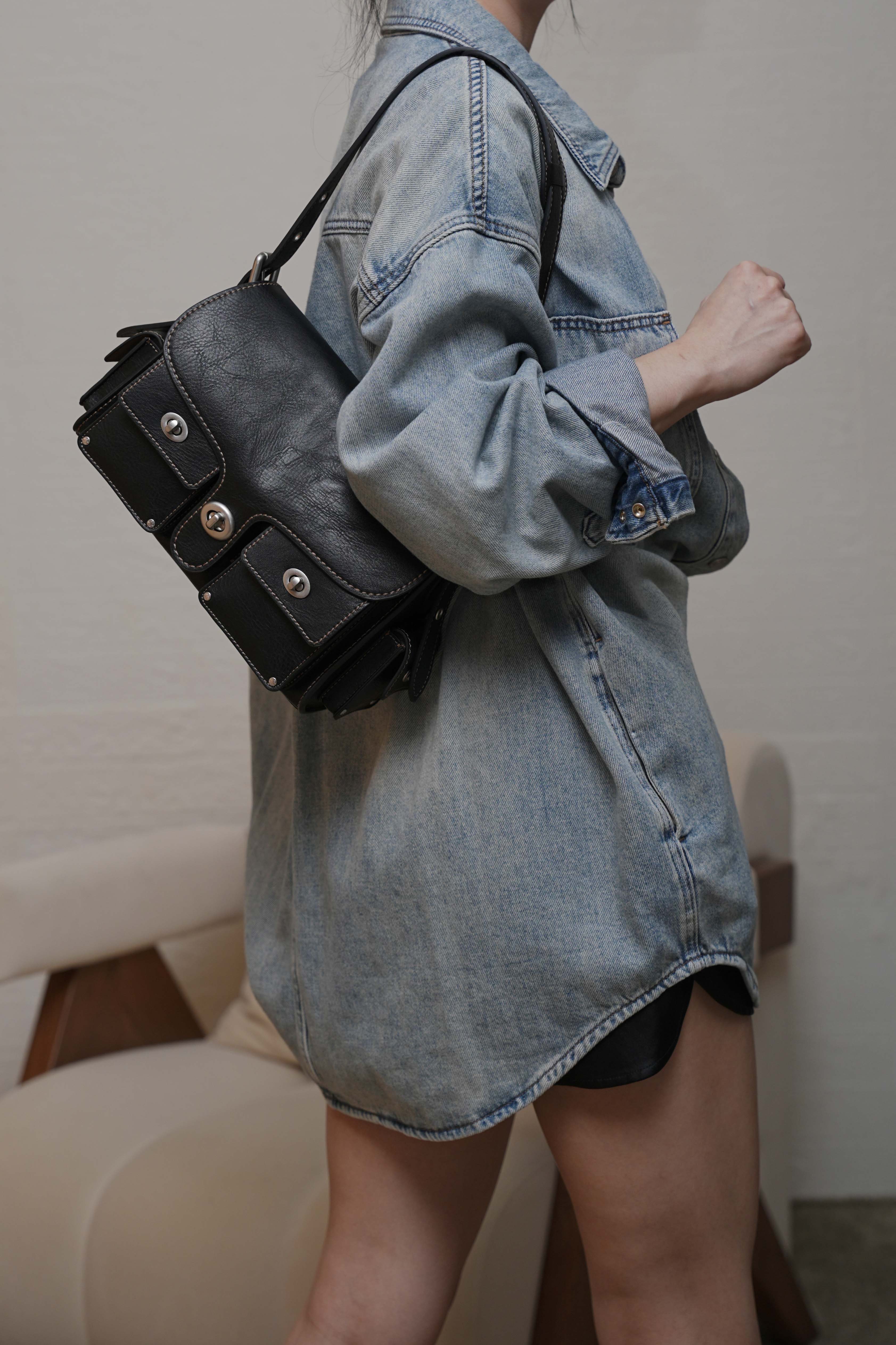 CEFIRO Turnlock SOFT TABBY Stylish Crossbody Bag for Everyday Use