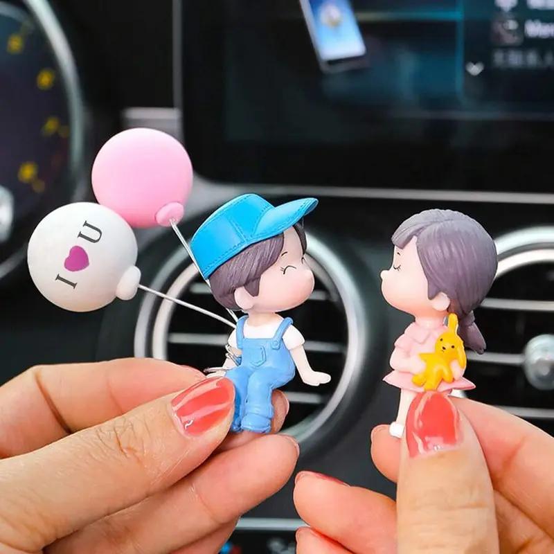 Cute Couple Car Dashboard Decorations, Lovely Couple Kiss Cartoon Figurines Car Ornament, Resin Material Boy Girl Car Interior Decoration with Balloon for Car Dashboard Gifts