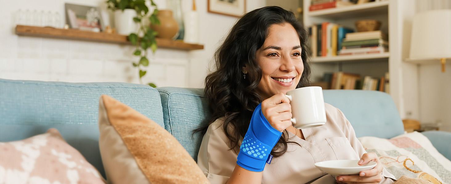 Fitomo Wrist Ice Pack Wrap Couple Set Wearable icepack-Experience Hot & Cold Compression Therapy enhanced by 3D Cooling Tech – a Reusable Wrap for Soothing Sore Wrists, Reducing Swelling & Daily Comfort