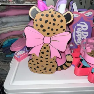 Cheetah pen holder