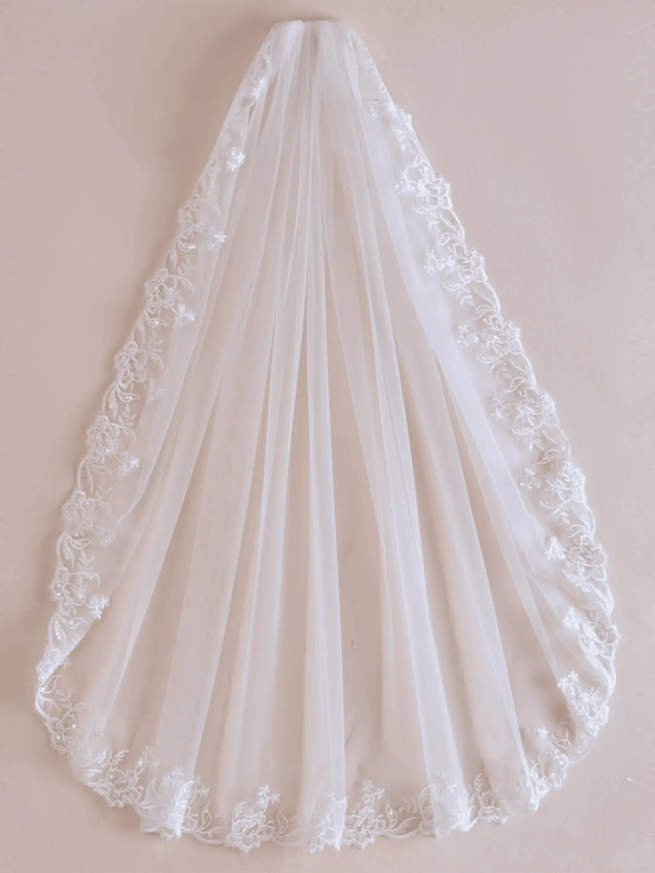 Elegant Lace-Trimmed Wedding Veil — The Wedding Veil Mantilla Veil 90cm Bridal Veil featuring Delicate Floral Embroidery on Soft Tulle; A Classic Ivory, Fingertip-Length Veil Perfect for Wedding Ceremonies and Photography Wedding Veils for Brides