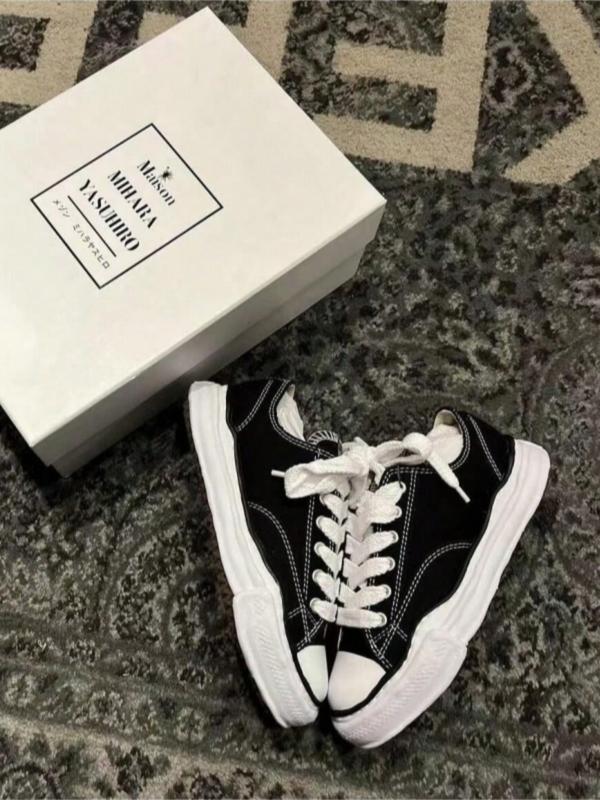 Maison Mihara Yasuhiro 2025 New MMY Classic Non-slip Lightweight Low-top Shoes, Campus Skate Shoes, Women's Classic Low-top Canvas Shoes, White Pleated Style, Men's and Women's Sneakers