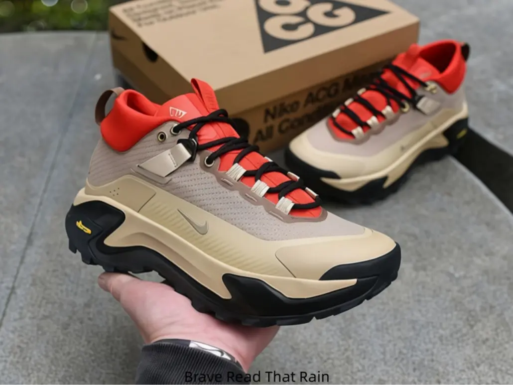 Reinforced lightweight shoe frame alleviates foot soreness from multi-hour campsite walks, grippy outsoles supply reliable traction during male group overnight backpacking trips planned on cool autumn weekends.