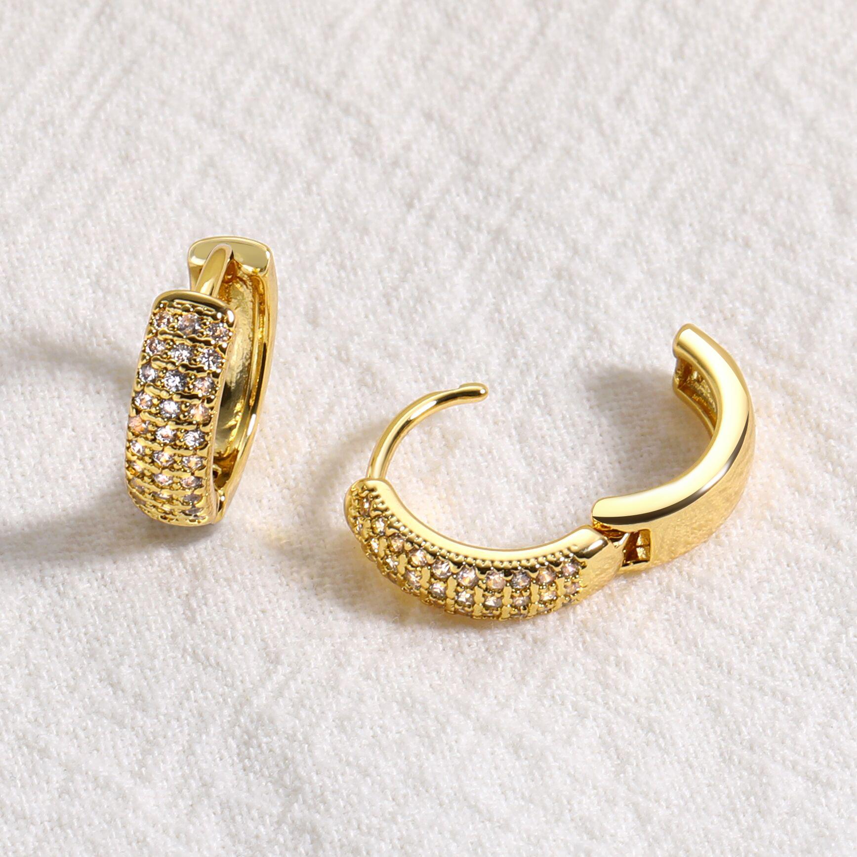 17KM 8pcs Small Gold Hoop Earrings for Women, 14K Gold Plated, Lightweight, Hypoallergenic Huggie Hoops for Multiple Piercing