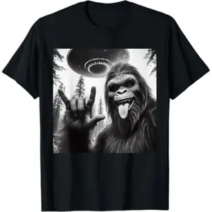 [ Cotton] [ Cotton]  Funny Sasquatch Bigfoot Rock On Selfie With UFO Alien T-Shirt  Golf Gift T-Shirt For Men and Women