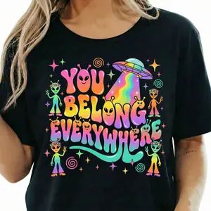 Retro Alien Shirt Women Y2K Graphic Tee You Belong Everywhere Quote Cute UFO Rainbow Psychedelic Vibe Oversized Fit Best Friend Gift Trendy Top plusized S To 6XL KT5044