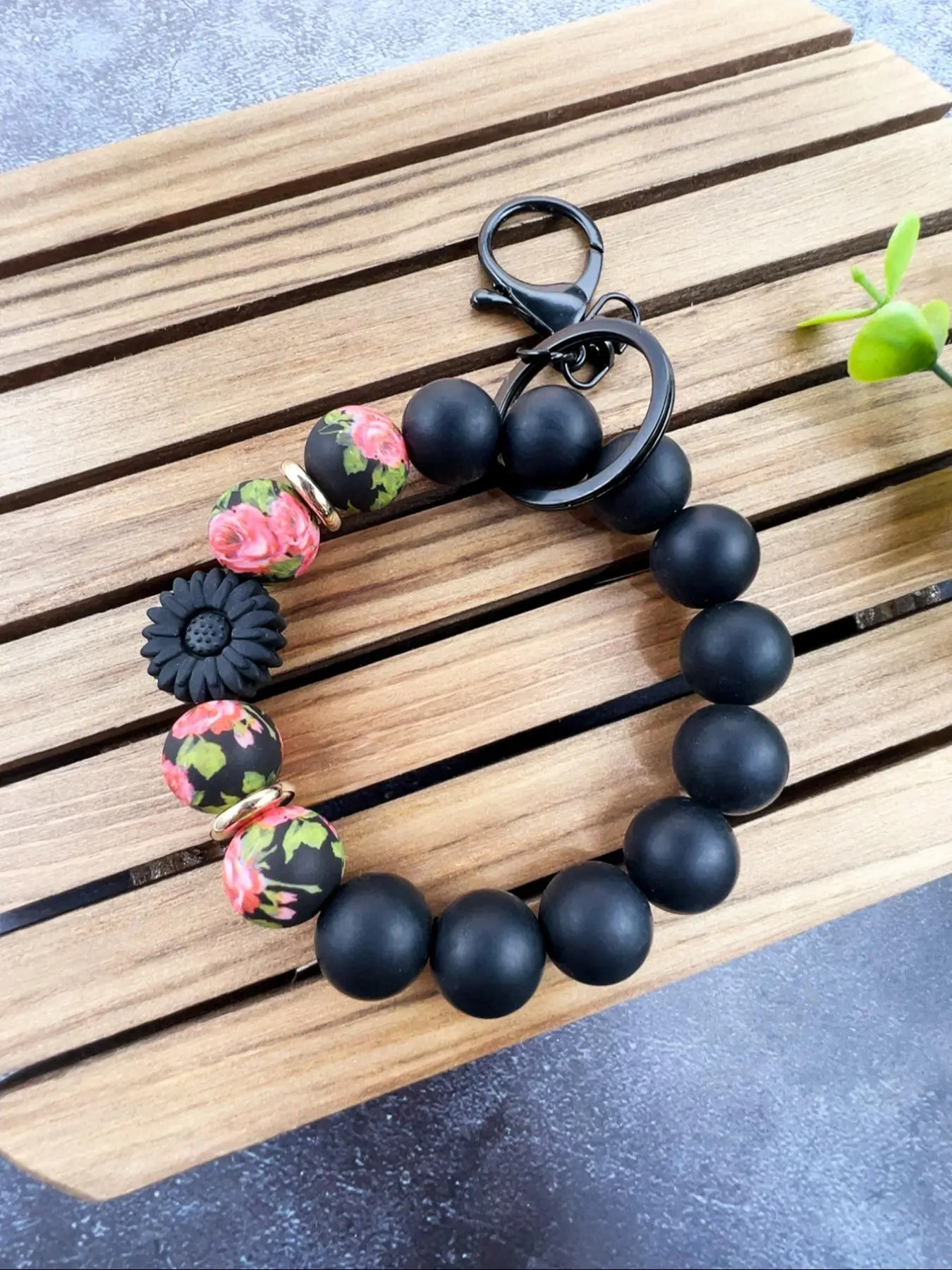 Silicone Beaded Wristlet Floral Pattern Keychain, Keyrings, Boho Botanical Leaf Print Silicone Beads Key Ring Holder, Daisy Neutral Earthy Tone Beaded Keychain for Women, Hands-Free Anti-Lost Wrist Strap for Keys Purse Bag Accessories, Vintage Cottageco
