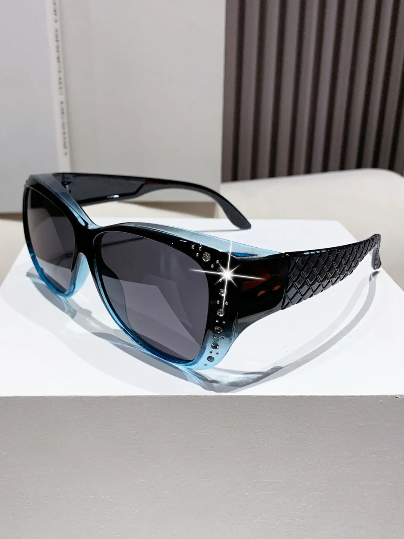 Women's UV-Protection Polarized Fit-Over Sunglasses, Wear Over Prescription Glasses, Casual Style PC Lenses, Anti-UV Shades for All-Season Use, Sun Protective Eyewear