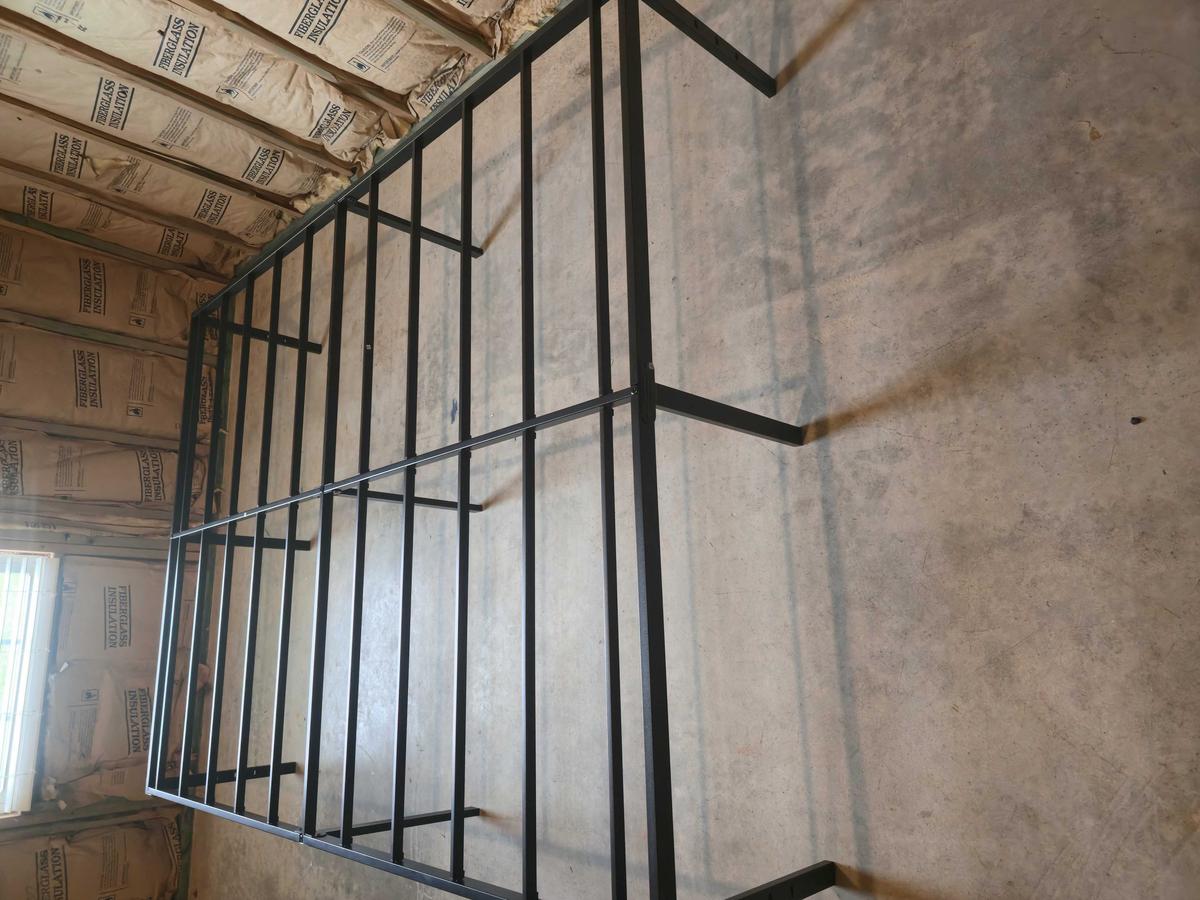 Item: Queen, 18 inches