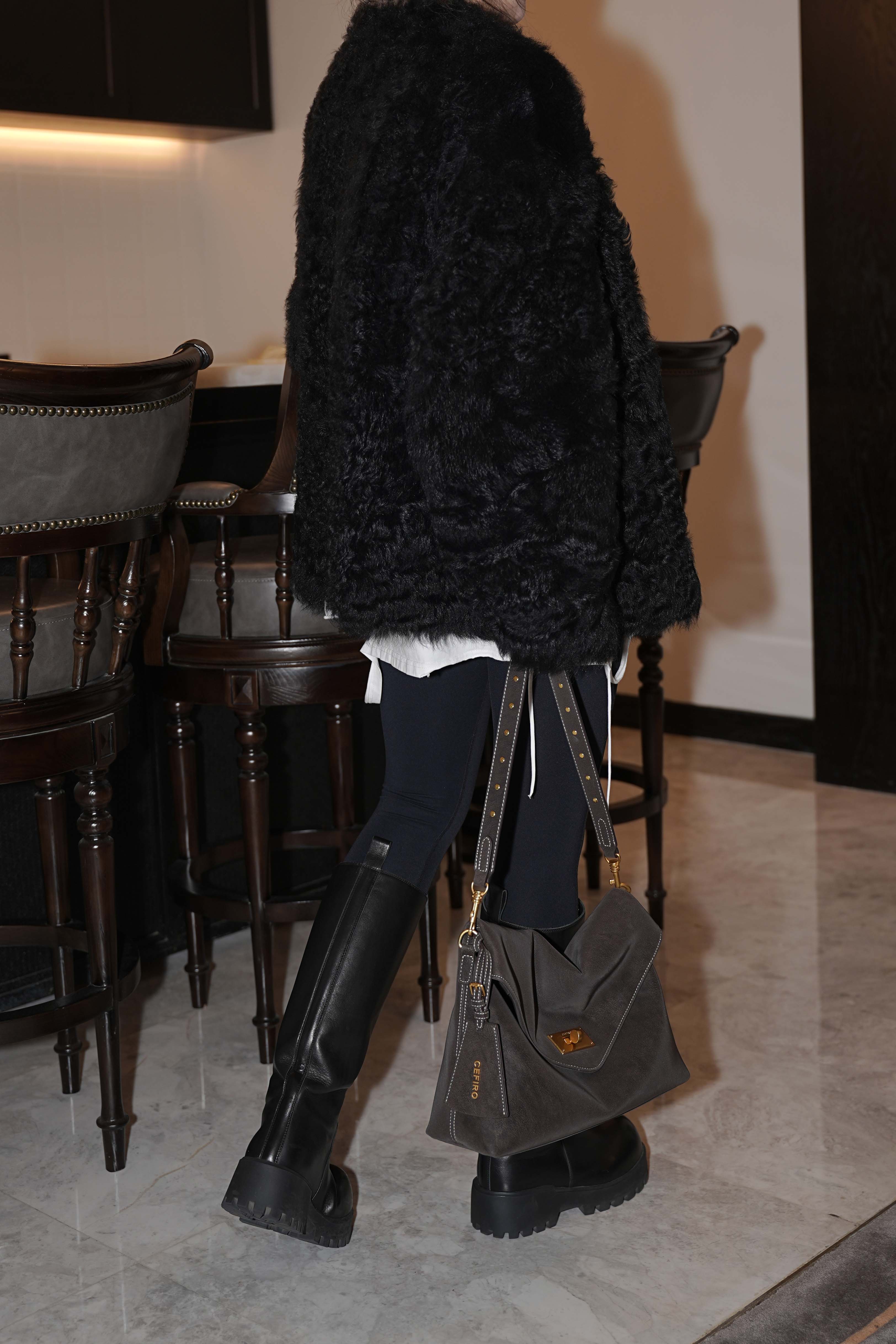 The Urban Envelope Bag Large - Stylish Urban Envelope Crossbody Bag Vegan Leather with Gold Hardware and Detachable Strap for Everyday Use