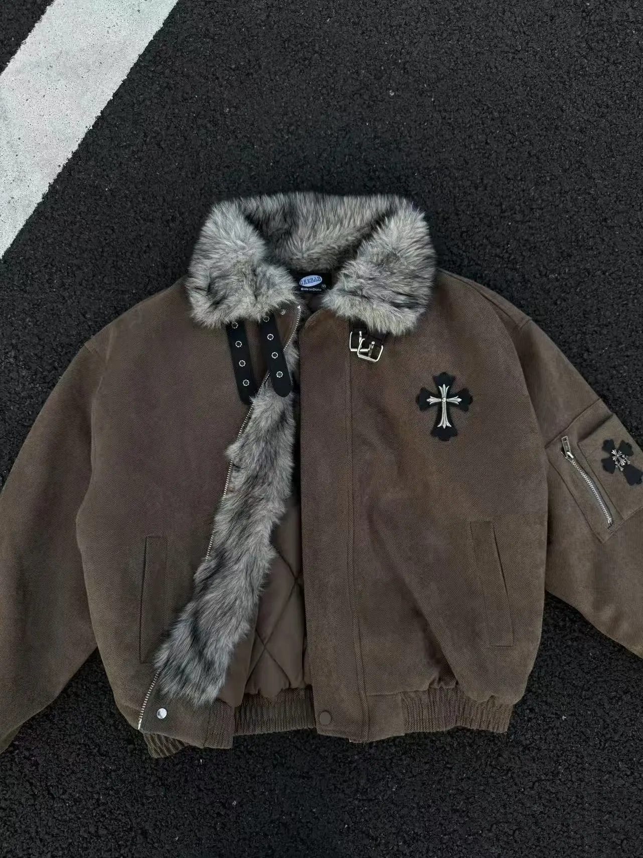 Men's Faux Fur Collar Padded Jacket, Trendy Cropped Winter Bomber Coat, Zip Up Warm Streetwear Outerwear, Y2K Motor Aviator Style, Thick Lined Casual Coat with Buckle Detail, Embroidered Cross Patch, Ribbed Hem, Cold Weather Fashion Tops for Daily Outfits