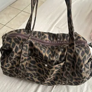 Medium Leopard Print Luggage Bag, Durable Fabric, Urban Lifestyle, Subtle Print, Unique Design, Versatile Lazy Style, Fashionable Travel Bag, Weekend Luggage Bag, Travel Duffel Bag, Duffle Bag Travel, Travel Duffle Bags, Bag For Travel, Traveling Bags