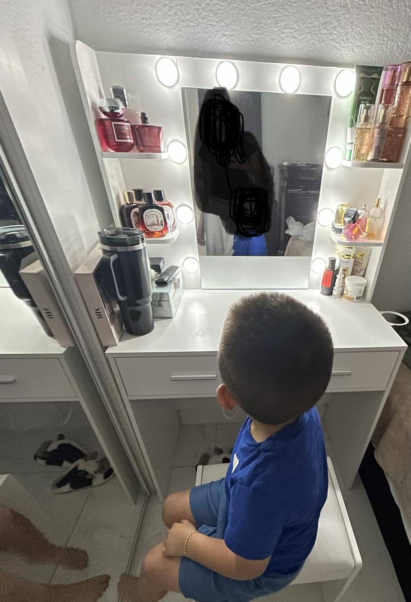 Item: White (with chair)