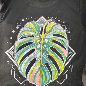 Monstera Leaf Tee in black
