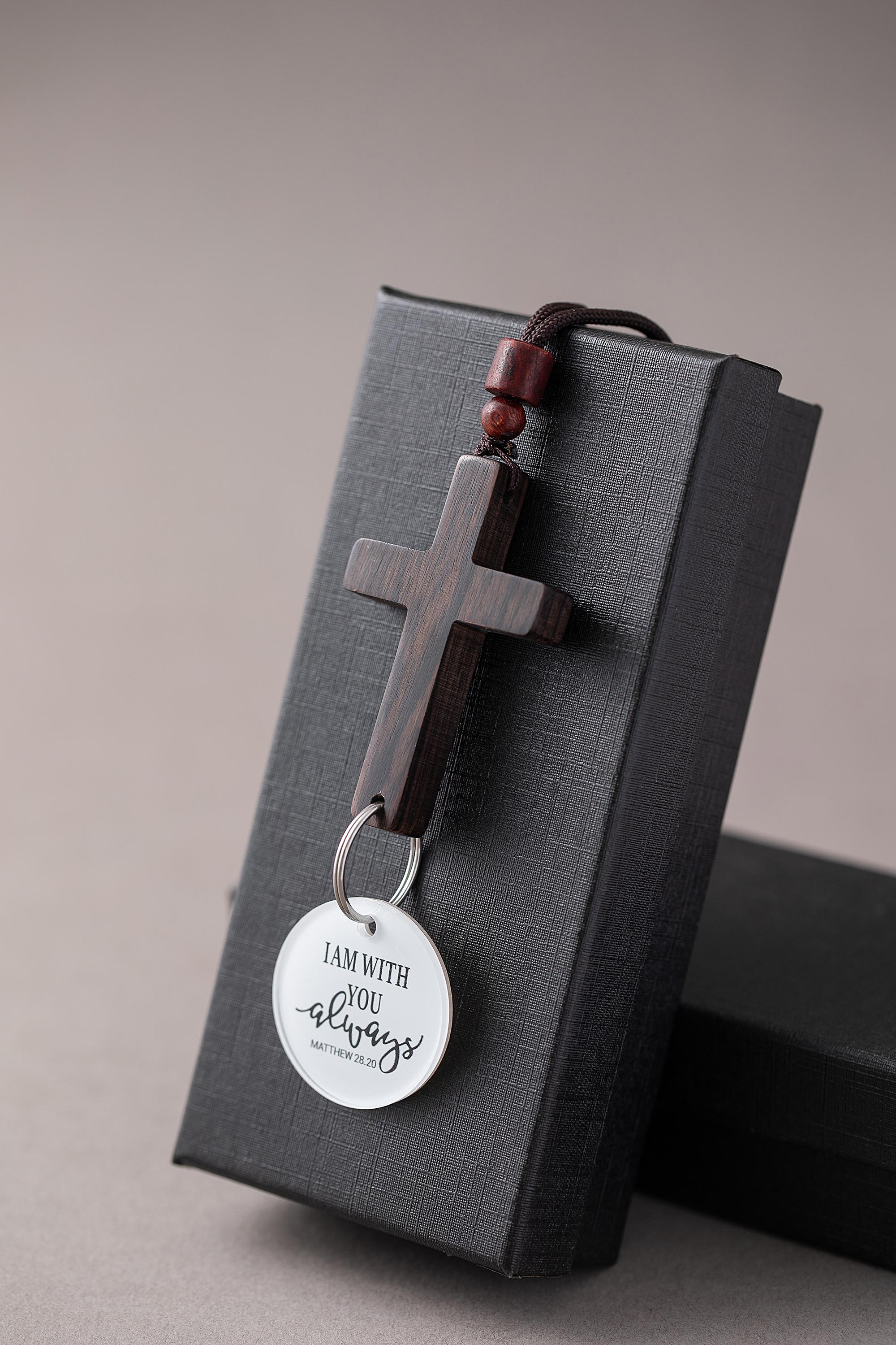 Bible Verse Car Rearview Hanging Cross Ornament "I Am With You Always" Solid Sandalwood Carving Hand-Sanded Christian Accessory for Car Mirror Decor Spiritual Touch Ideal Gift for Holidays - Automotive