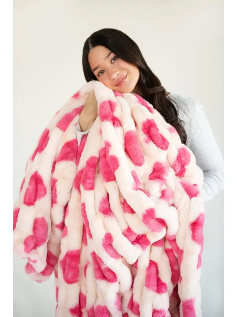 Hugs Heart Pink Blanket - Soft Plush Design, Ideal for Cuddling and Comfort