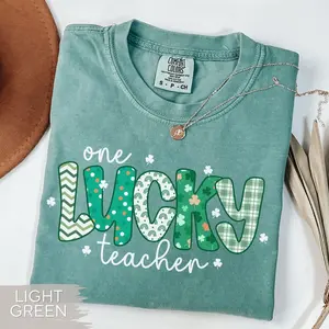 Comfort Colors Retro "One Lucky Teacher" Shirt, Playful Saint Paddy's Educator Tee, Vintage Irish Teacher Holiday Outfit, Trendy Shamrock Classroom Design, Aesthetic Oversized School Spirit Gift