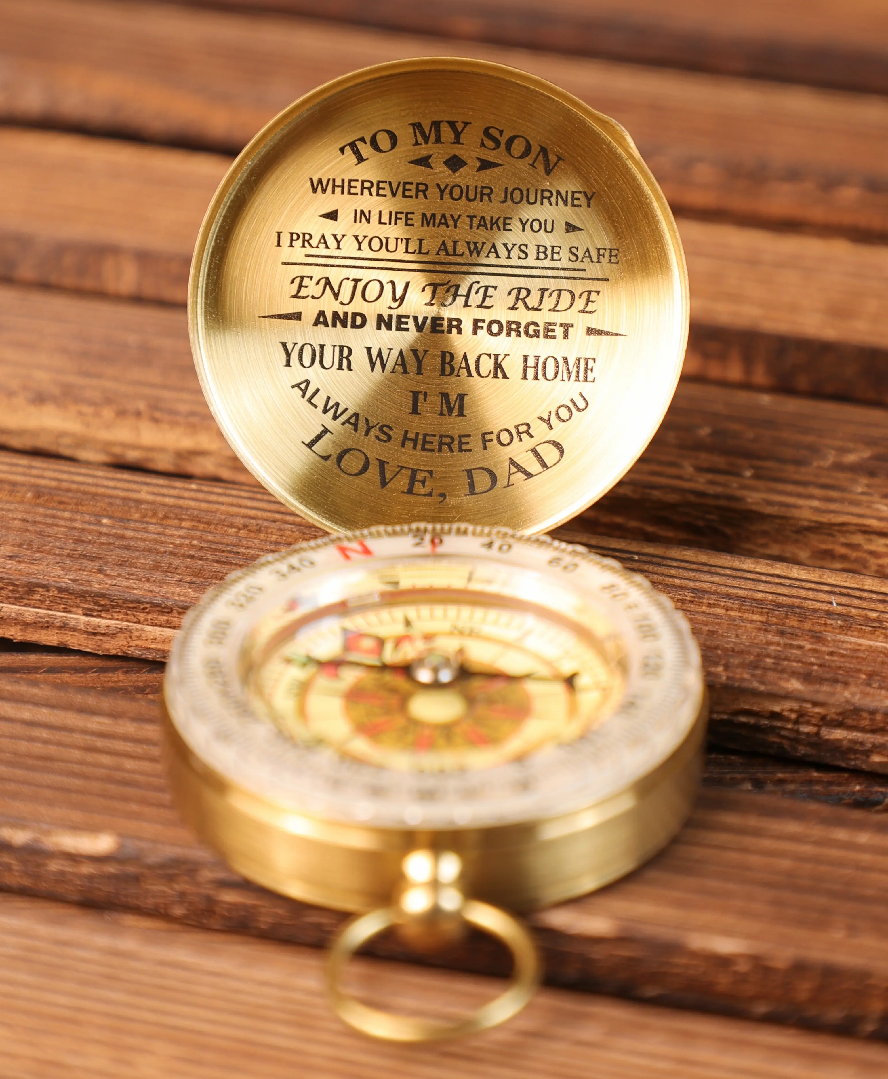Engraved Vintage Compass Necklace - Mom & Dad’s Love Keepsake, 50g Lightweight Travel Accessory with Luminous Dial, Inspirational Graduation Gift for Son/Daughter, Free Pouch Included