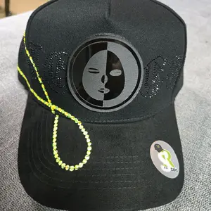 Gorra elegua con piedras  y bordado ,color obscuro visera de gamusa  ajustable  marca franco cabassi