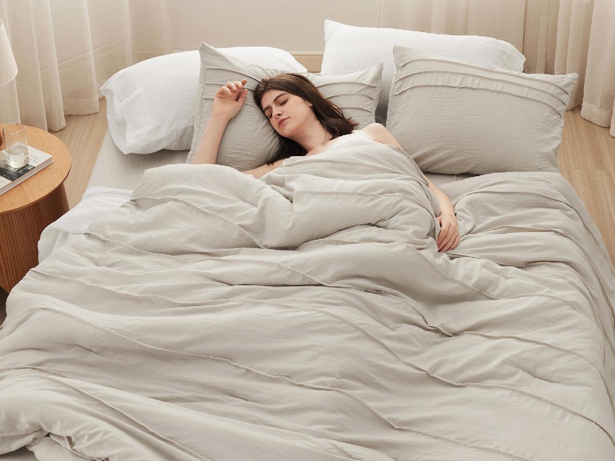 Comforter Set - 4 Pieces Pinch Pleat Bed Set, Boho Bedding for All Season, 1 Soft Comforter, 2 Pillowcases, 1 Decorative Pillow