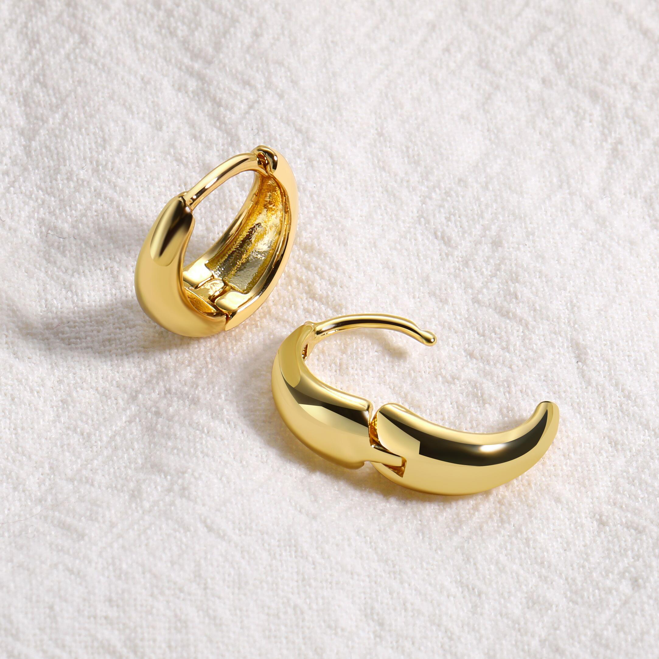 17KM 8pcs Small Gold Hoop Earrings for Women, 14K Gold Plated, Lightweight, Hypoallergenic Huggie Hoops for Multiple Piercing