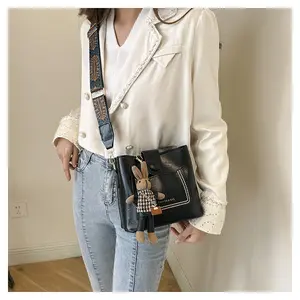 Retro Bucket Crossbody Bag for Women, Stylish Shoulder Bag With Adjustable Strap for Daily Office Travel With Bunny Pendant Small Square Bag